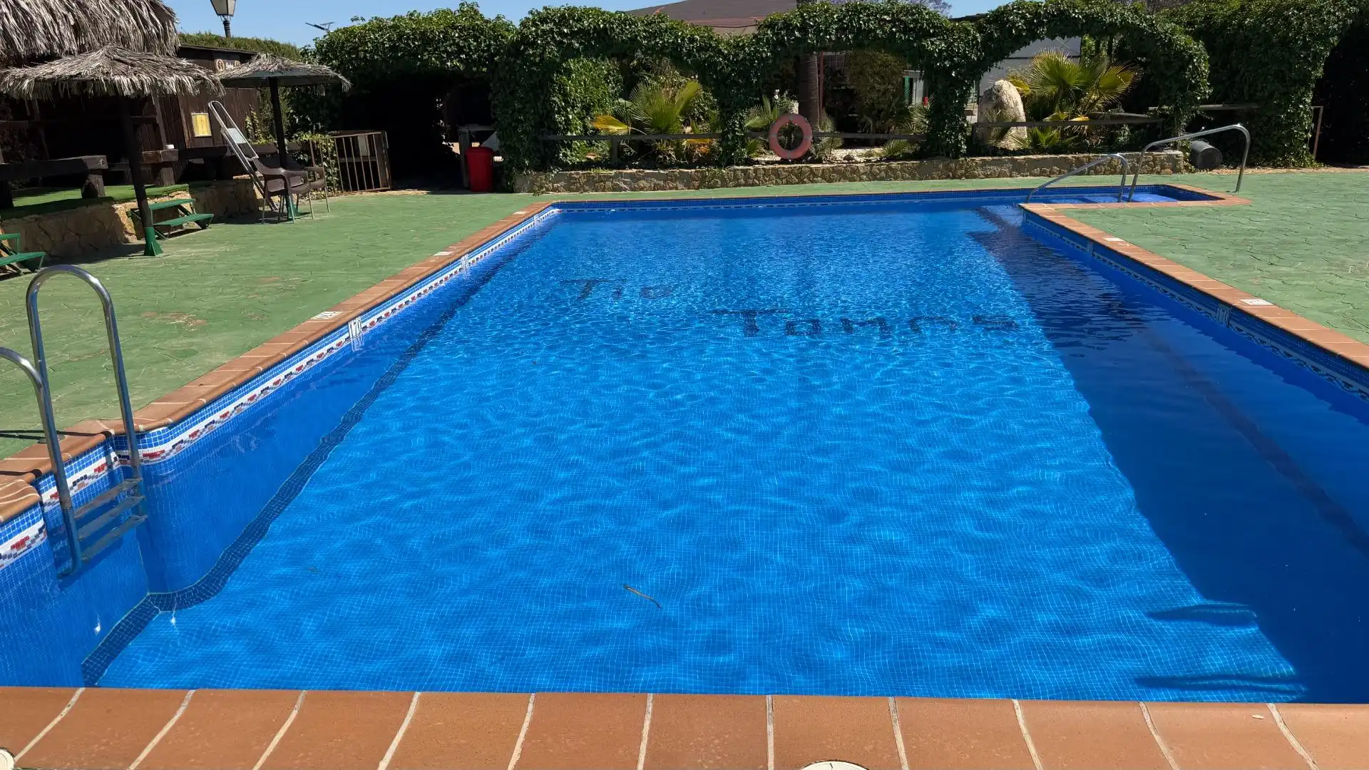 Schwimmbecken von Gebäude zum Verkauf in Turre