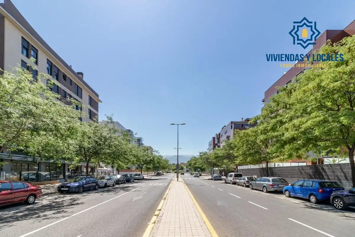 Vista exterior de Pis en venda en Granada amb Piscina comunitària