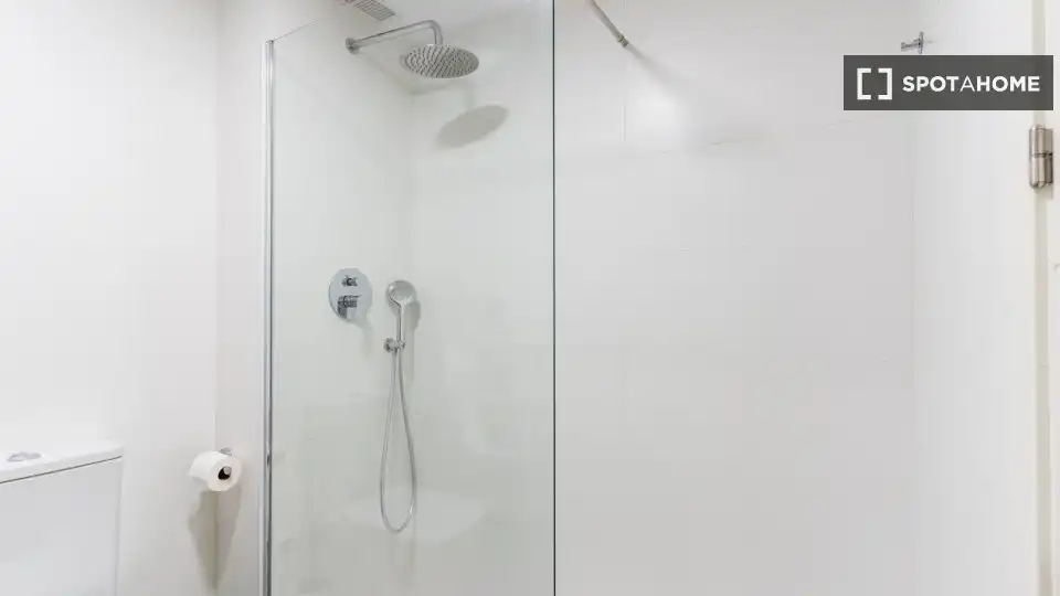 Bathroom of Flat for rent in Valencia  with Air Conditioner, Heating and Furnished