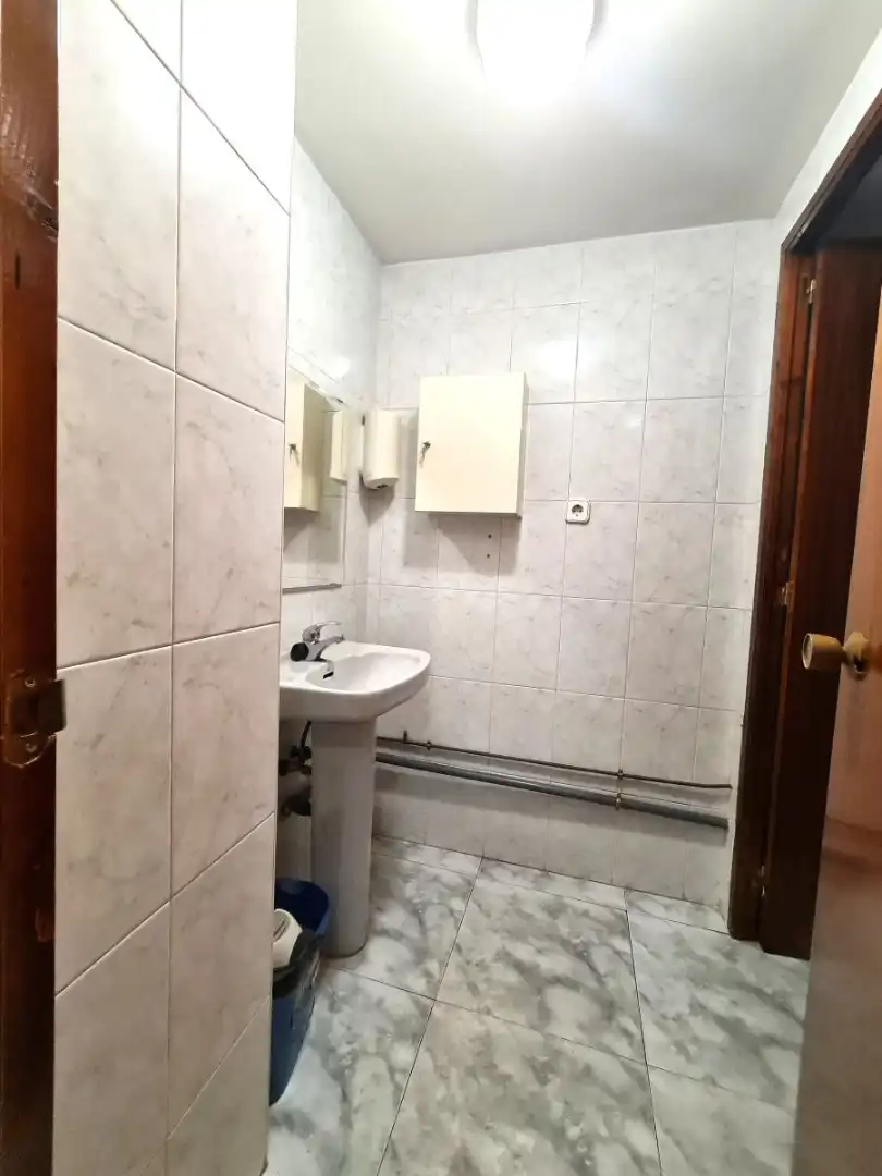 Badezimmer von Geschaftsraum zum Verkauf in La Serna