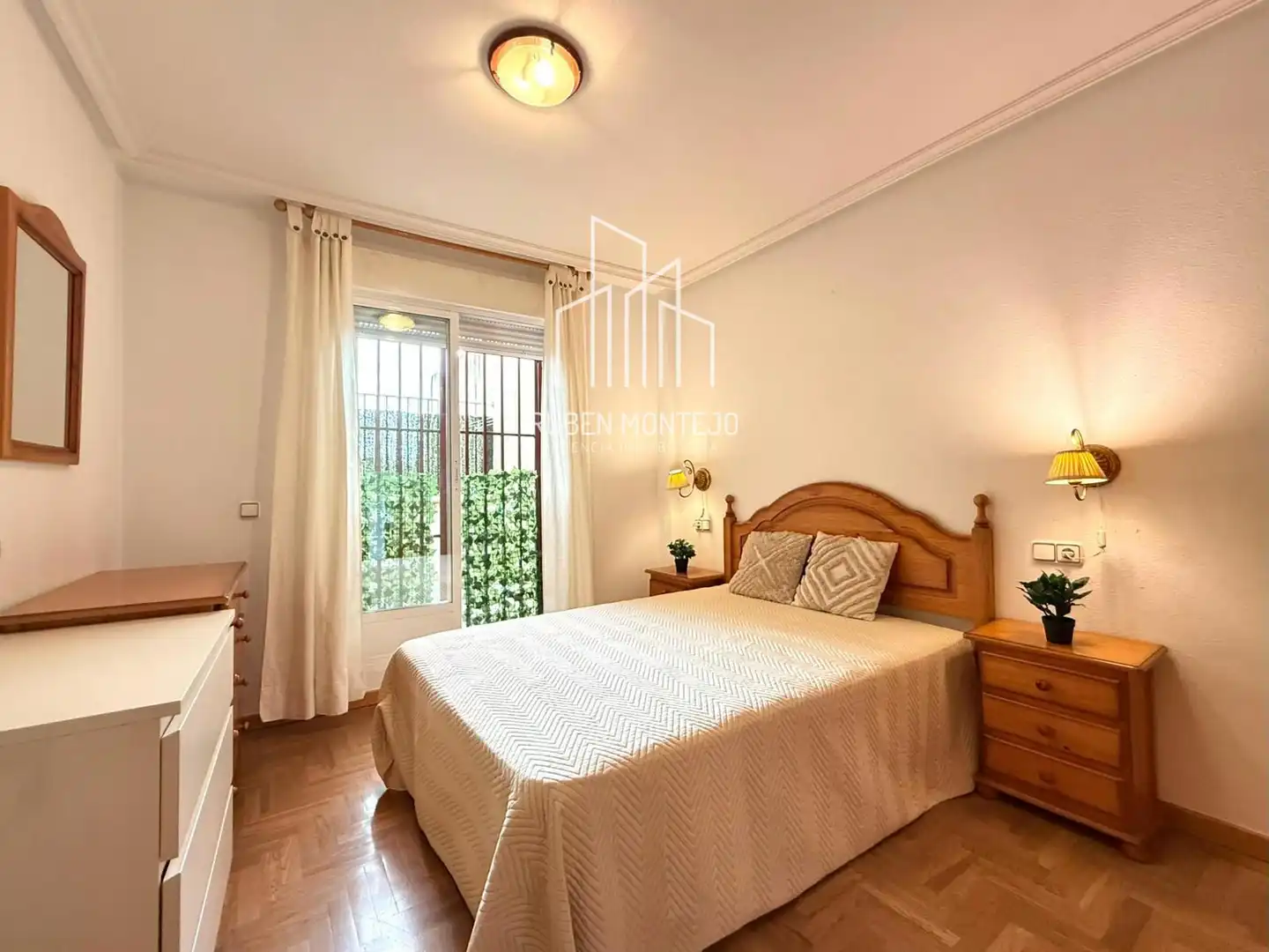 Dormitori de Apartament de lloguer en Salamanca amb Calefacció, Terrassa i Moblat