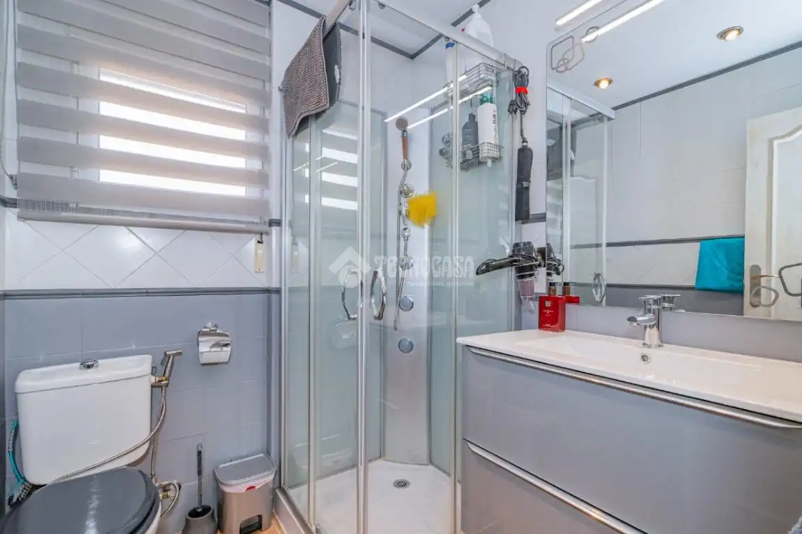 Bathroom of Flat for sale in Granada  with Air Conditioner