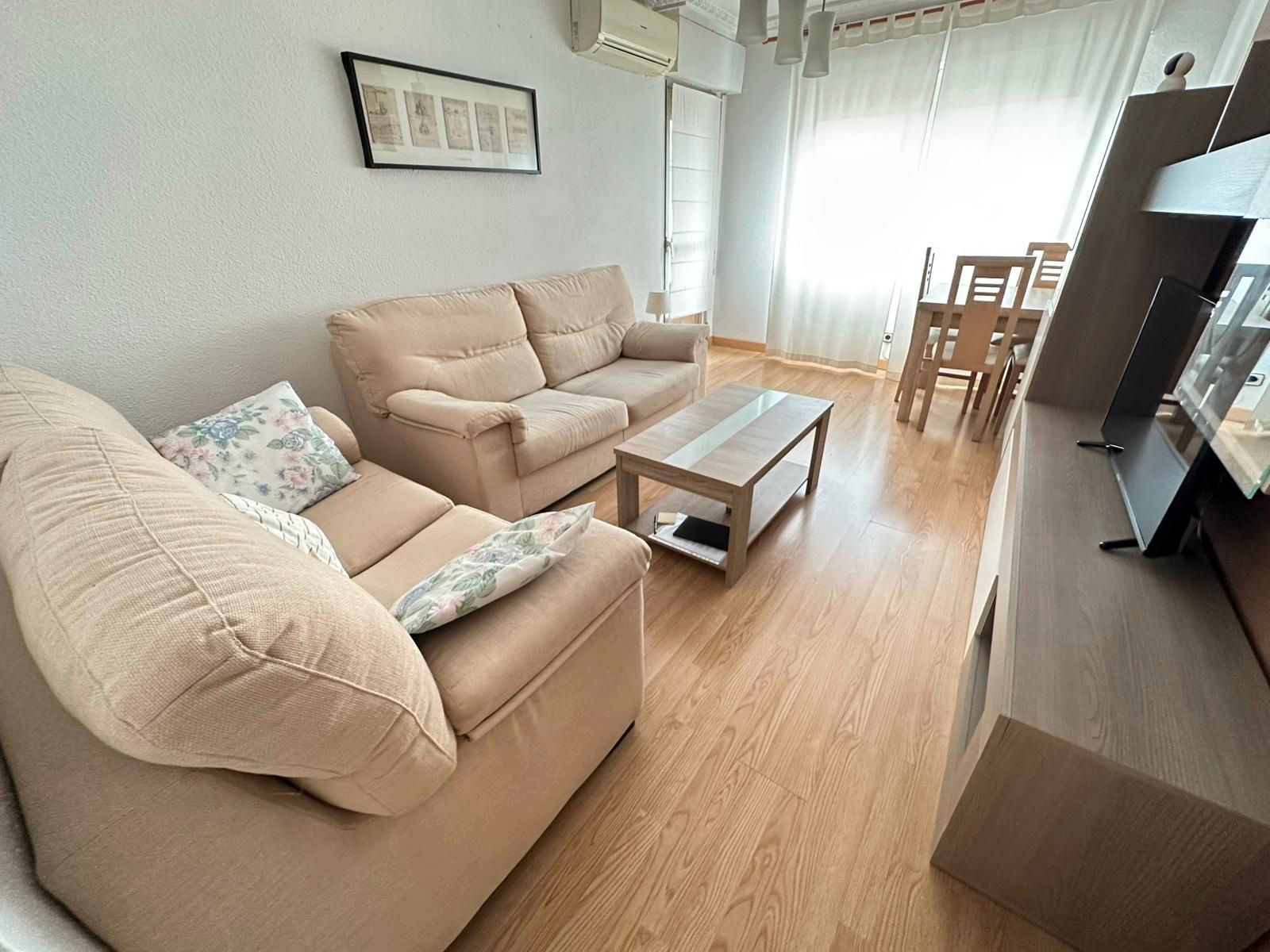 Sala d'estar de Pis en venda en Parla amb Aire condicionat i Terrassa