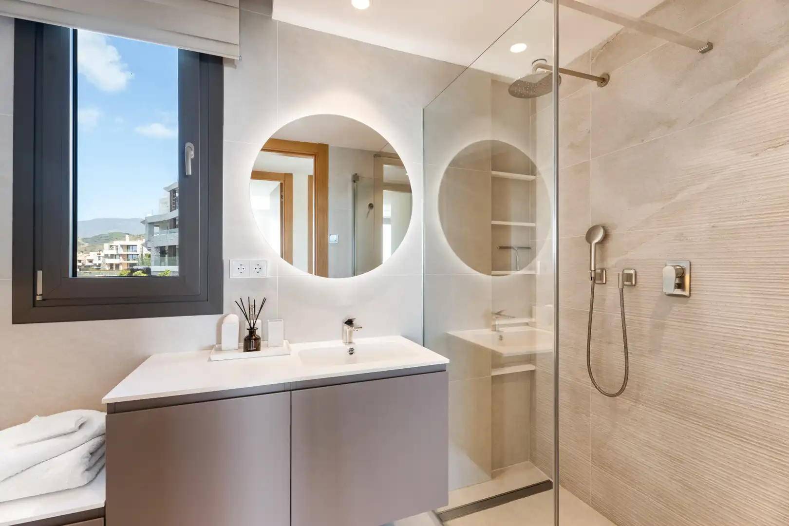Bathroom of Apartments for sale in Benahavís  with Air Conditioner, Terrace and Storage room