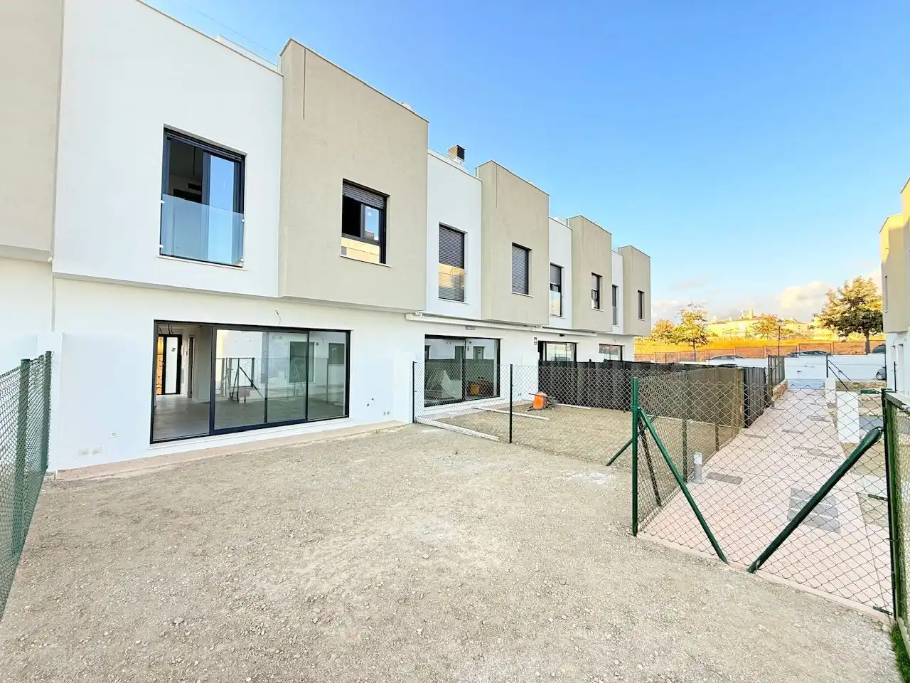 Vista exterior de Casa adosada en venta en Vélez-Málaga con Jardín privado y Piscina comunitaria
