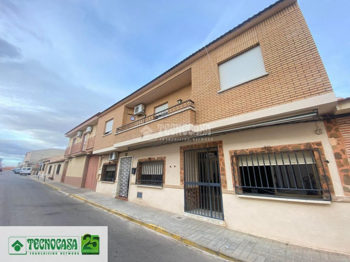 Vista exterior de Casa adosada en venda en Carrión de Calatrava amb Aire condicionat, Calefacció i Terrassa