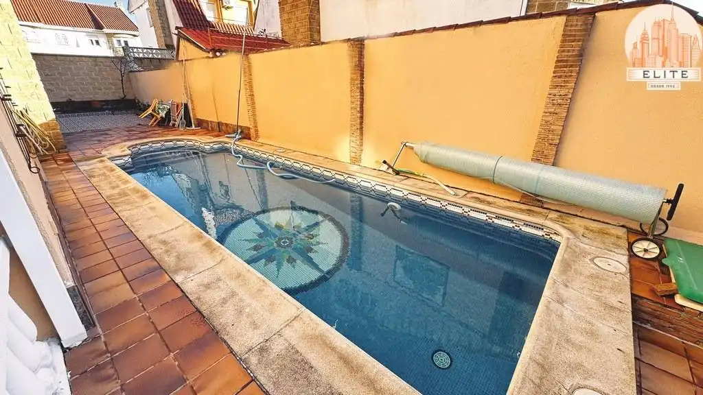 Piscina de Casa adosada en venta en Torrejón de la Calzada con Aire acondicionado, Calefacción y Jardín privado