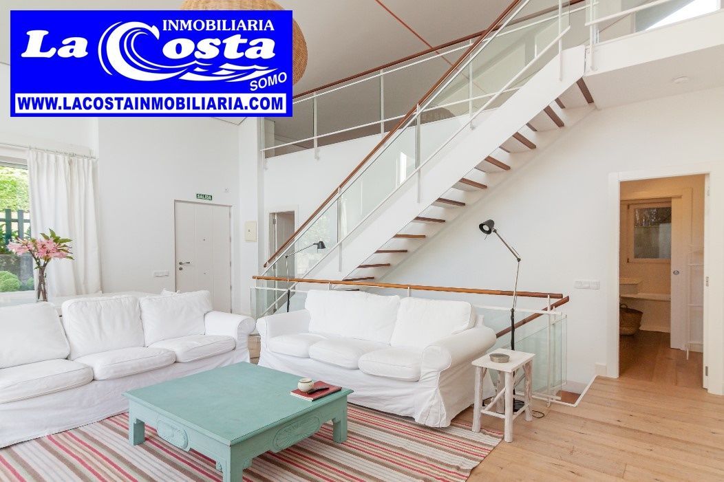 Sala d'estar de Casa adosada en venda en Marina de Cudeyo amb Calefacció, Jardí privat i Parquet