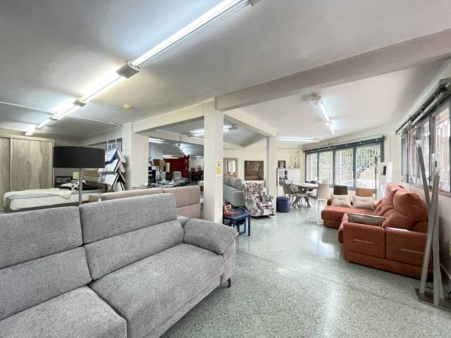 Local comercial en Alquiler en Castell - Poble Vell