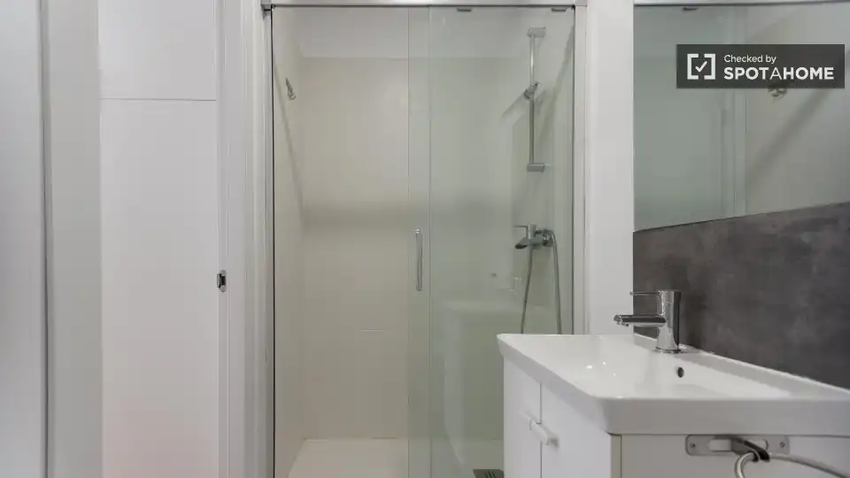 Baño de Piso de alquiler en Valencia con Aire acondicionado, Calefacción y Amueblado