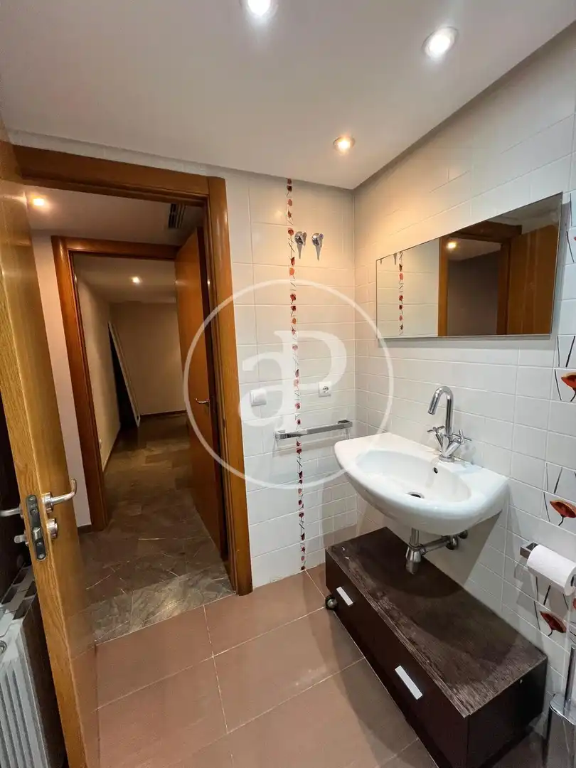 Bathroom of Flat for rent in Valencia  with Air Conditioner, Terrace and Furnished