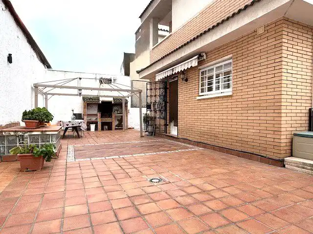 Vista exterior de Casa o chalet en venta en Sant Boi de Llobregat con Aire acondicionado, Calefacción y Jardín privado
