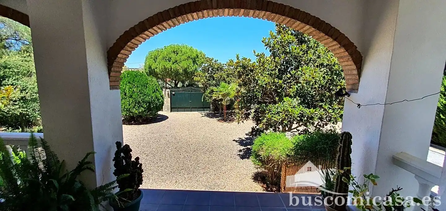 Vista exterior de Casa o xalet en venda en Linares amb Aire condicionat, Calefacció i Jardí privat