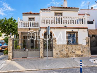 Terraced house with balcony for sale in Calle Yakarta