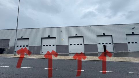 NAVE INDUSTRIAL DE 2100m2 CON CUATRO PUERTAS DE ENTRADA
