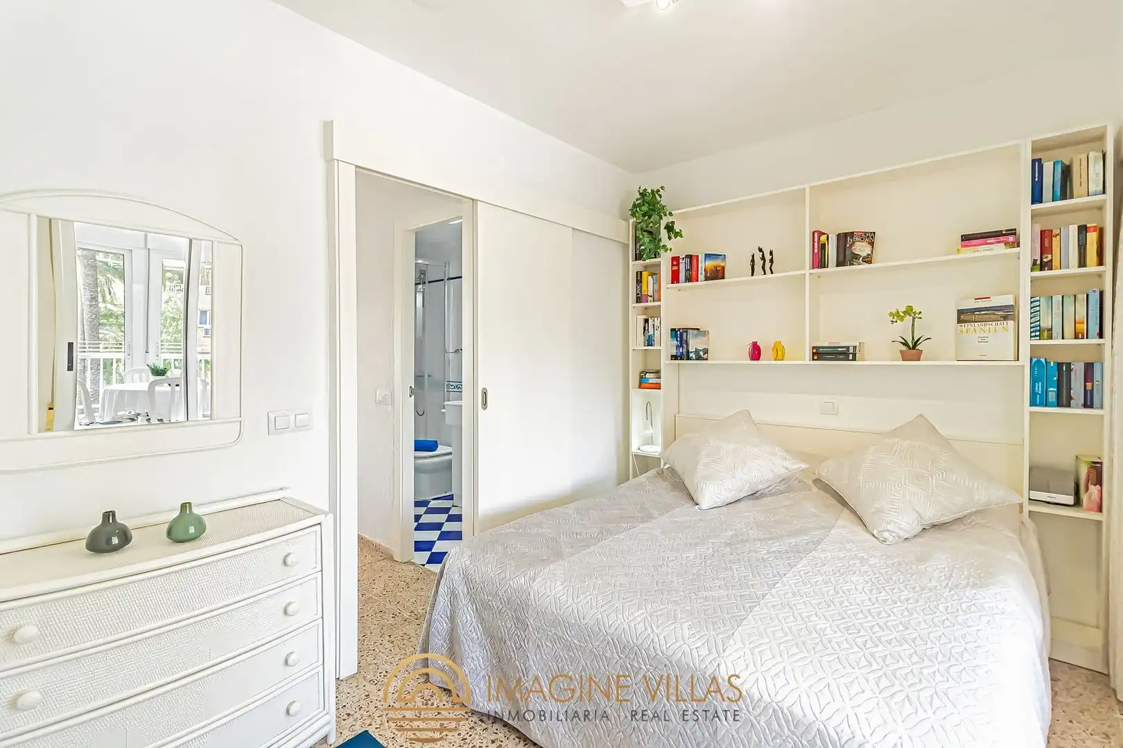 Habitación de Apartamento en venta en La Manga del Mar Menor con Amueblado y Piscina comunitaria
