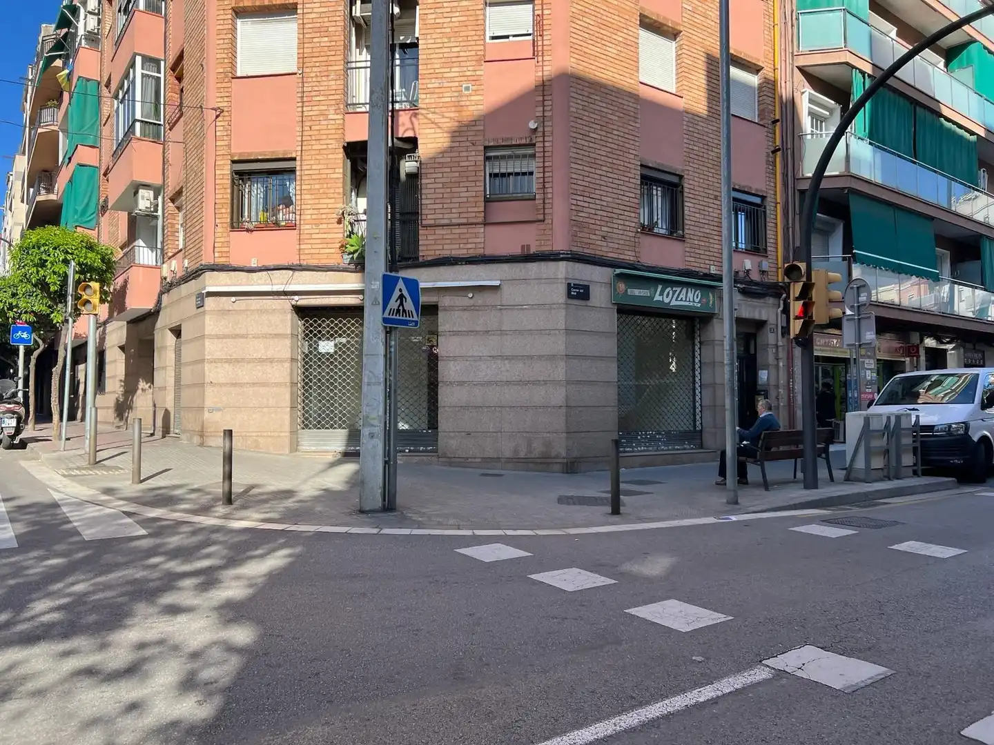 Vista exterior de Local de alquiler en Esplugues de Llobregat