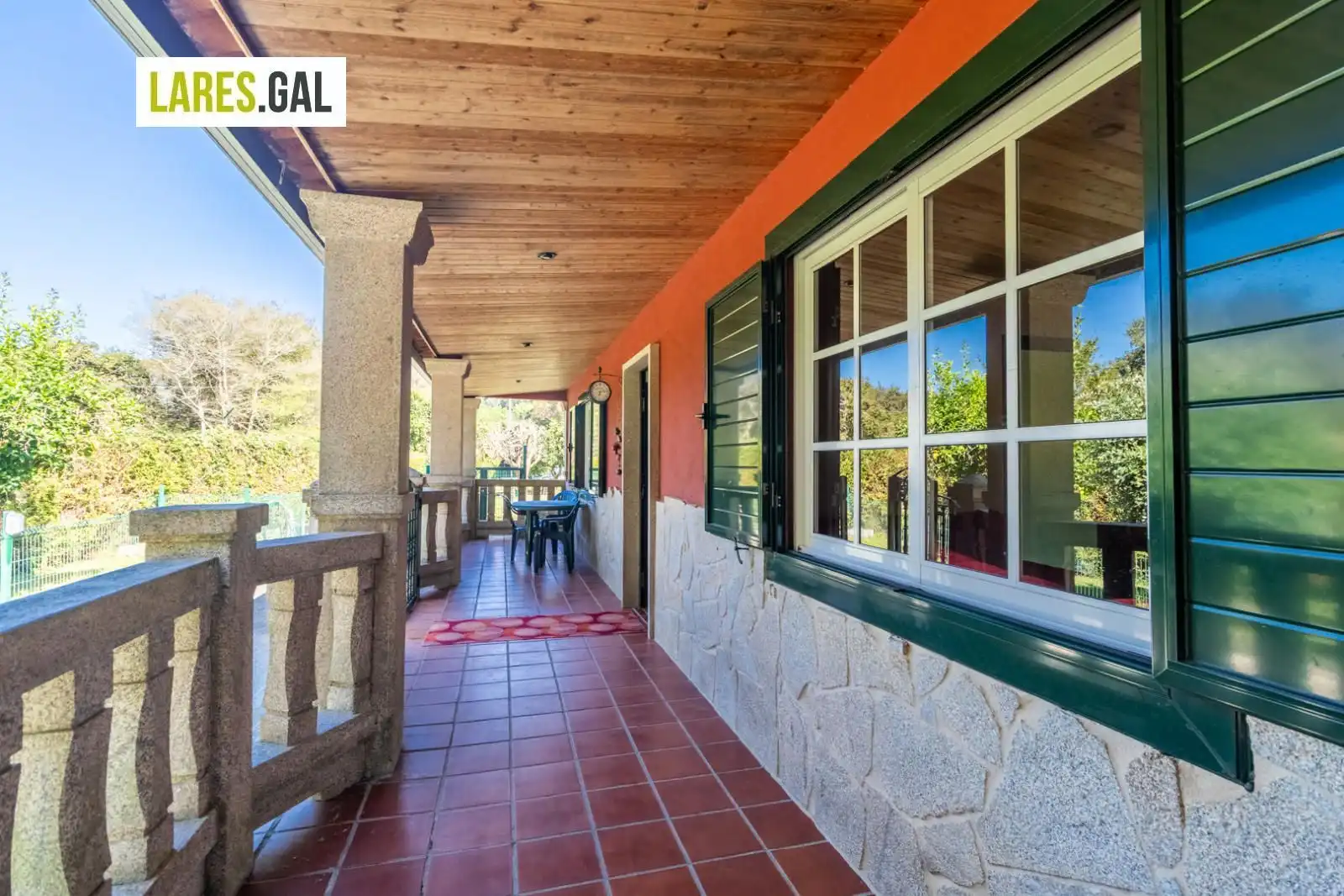 Vista exterior de Casa o xalet en venda en Cangas  amb Calefacció, Terrassa i Traster