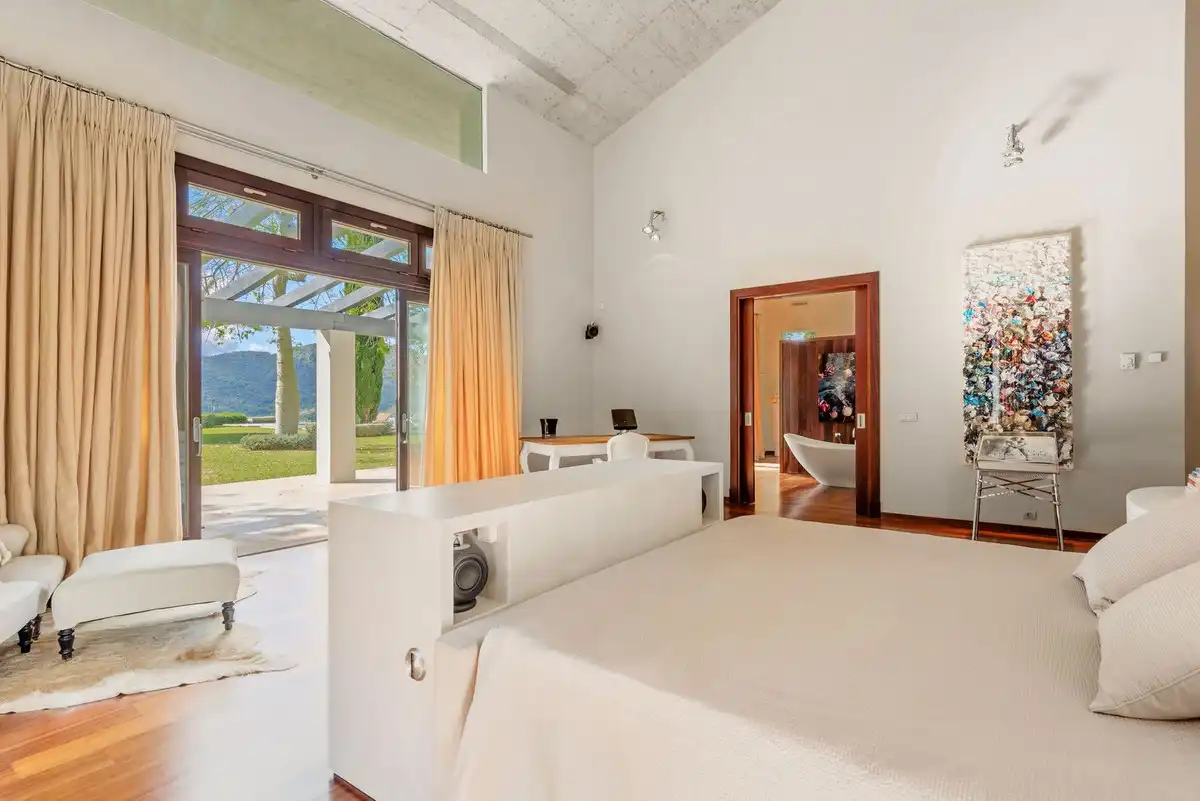 Schlafzimmer von Haus oder Chalet zum Verkauf in Benahavís mit Klimaanlage, Privatgarten und Terrasse