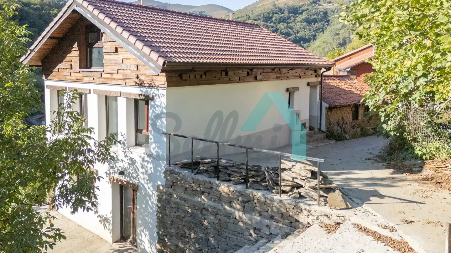 Vista exterior de Casa o chalet de alquiler en Mieres (Asturias) con Calefacción, Terraza y Amueblado