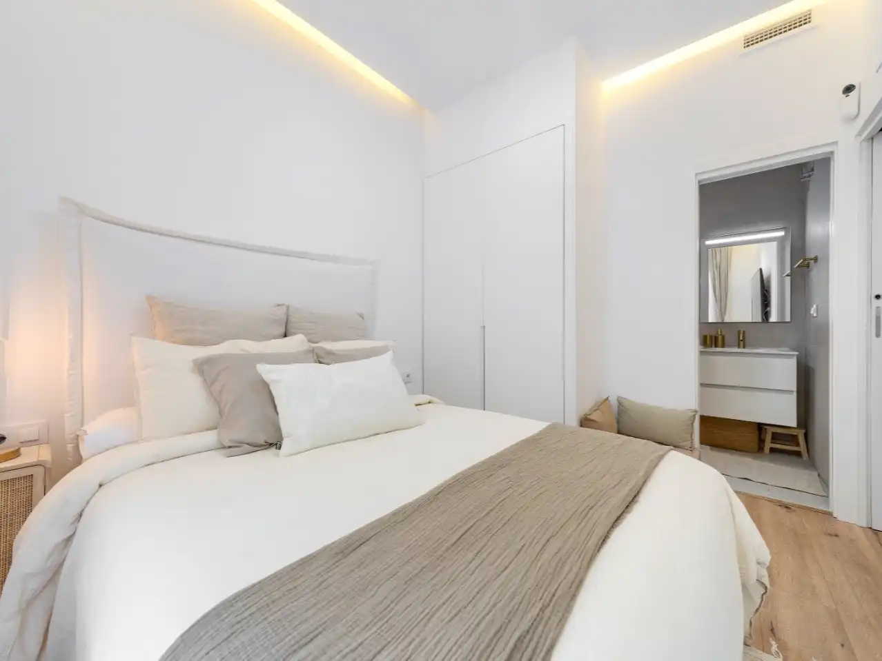 Dormitori de Pis en venda en  Madrid Capital amb Aire condicionat, Terrassa i Balcó