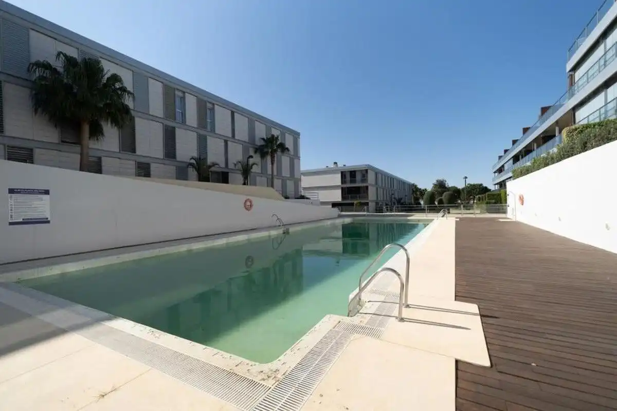 Schwimmbecken von Wohnungen zur Miete in Manilva mit Klimaanlage, Heizung und Terrasse