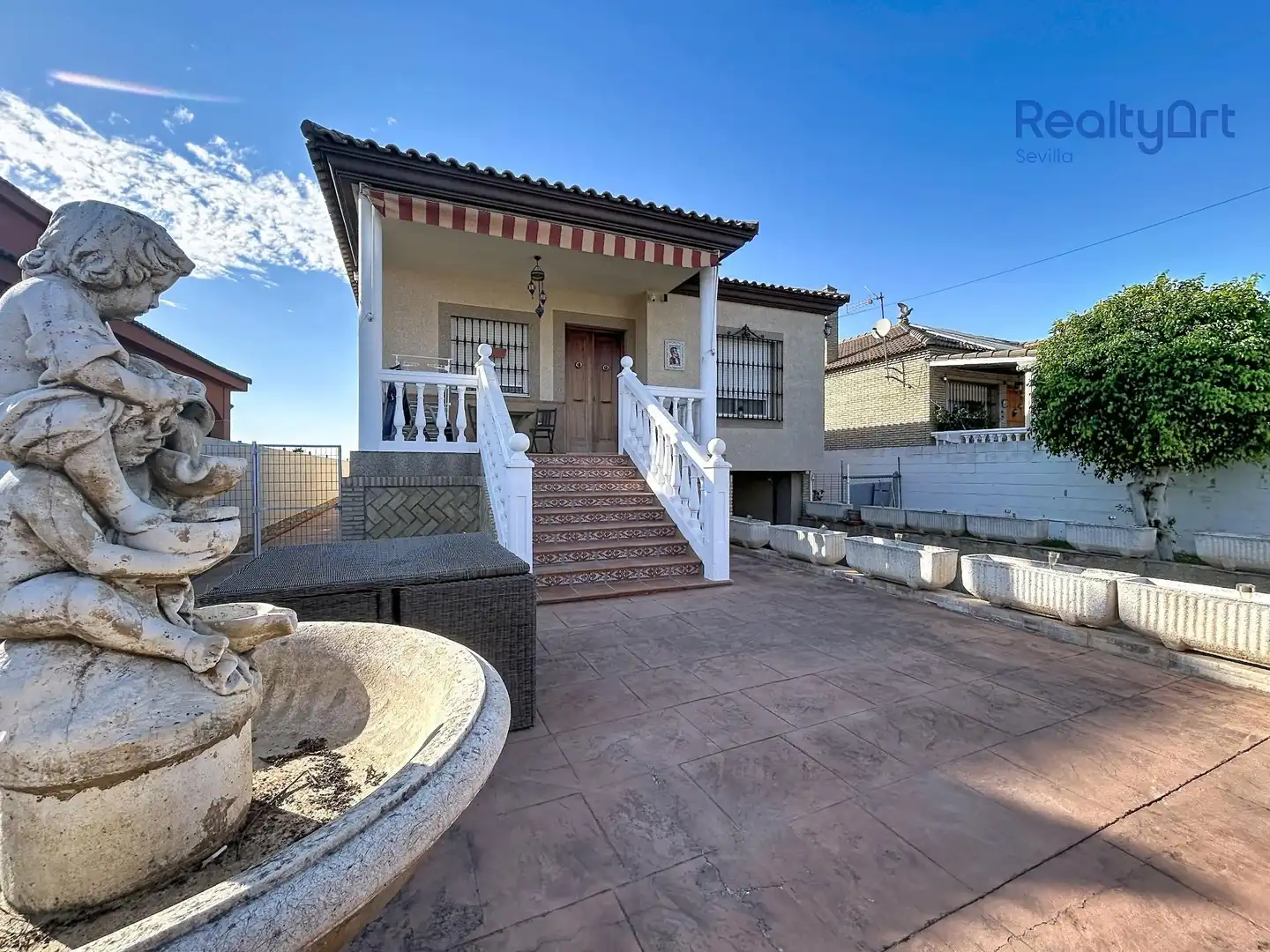 Vista exterior de Casa o xalet en venda en Dos Hermanas amb Aire condicionat, Calefacció i Jardí privat