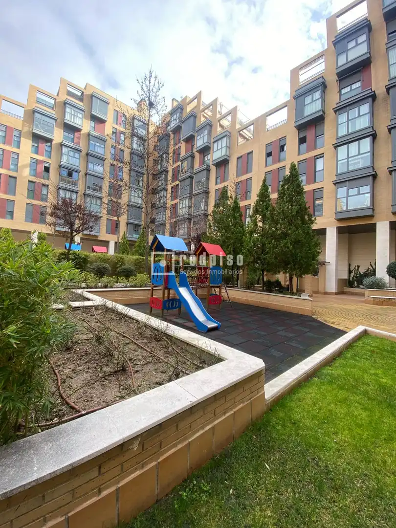 Terrassa de Estudi en venda en Madrid amb Aire condicionat, Jardí privat i Traster