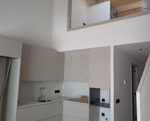 Cuina de Dúplex de lloguer en Vic amb Aire condicionat, Calefacció i Terrassa