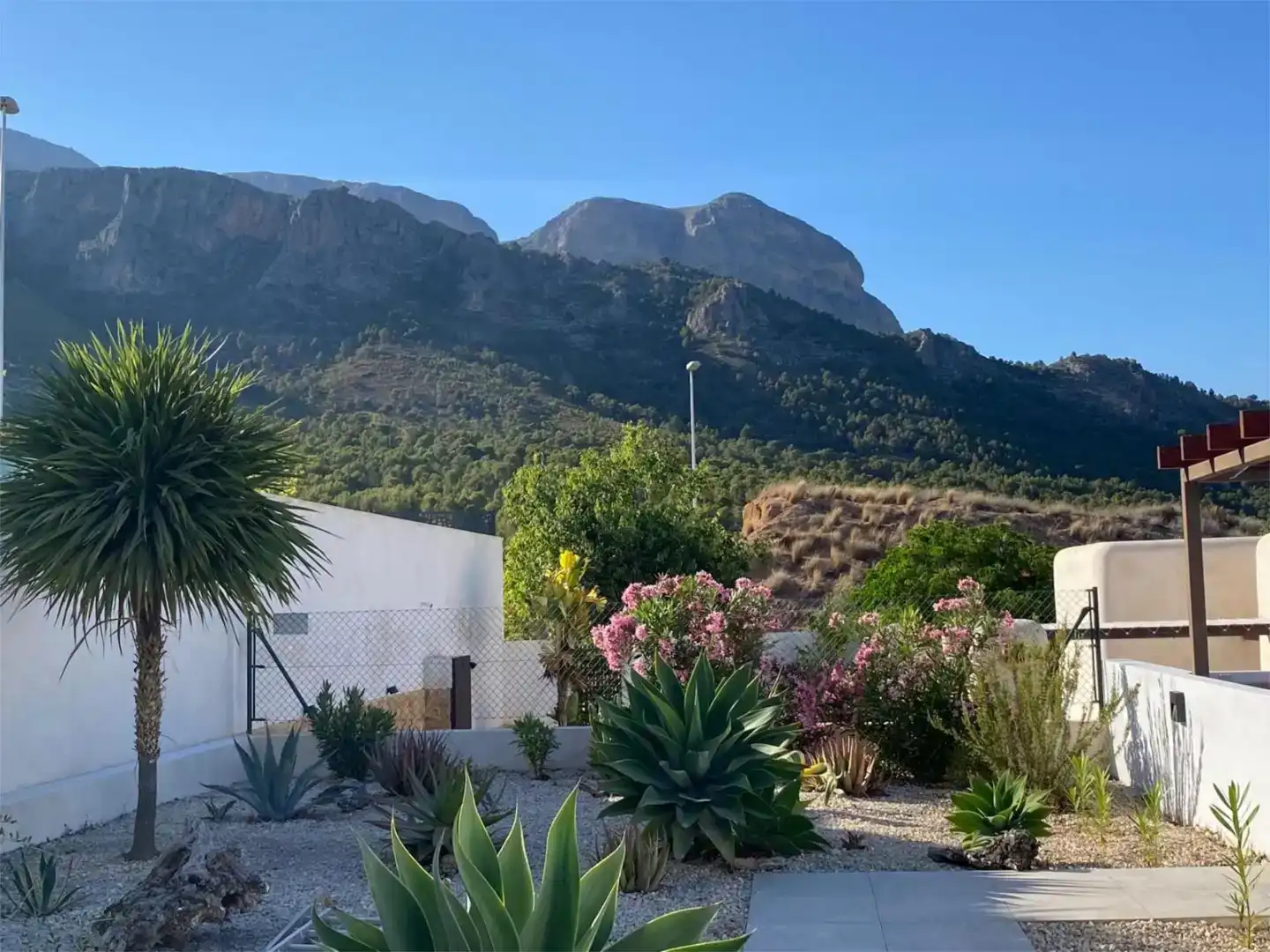 Vista exterior de Casa o xalet en venda en La Nucia amb Aire condicionat, Piscina i Balcó