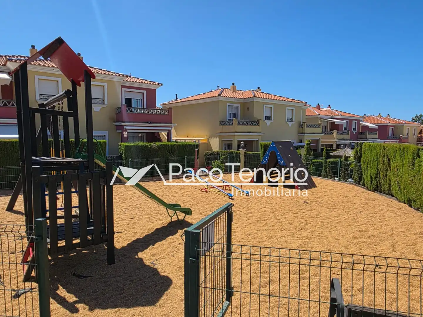Außenansicht von Wohnung zum Verkauf in Islantilla mit Privatgarten, Terrasse und Abstellraum