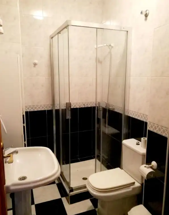 Baño de Piso de alquiler en Granada con Calefacción y Amueblado