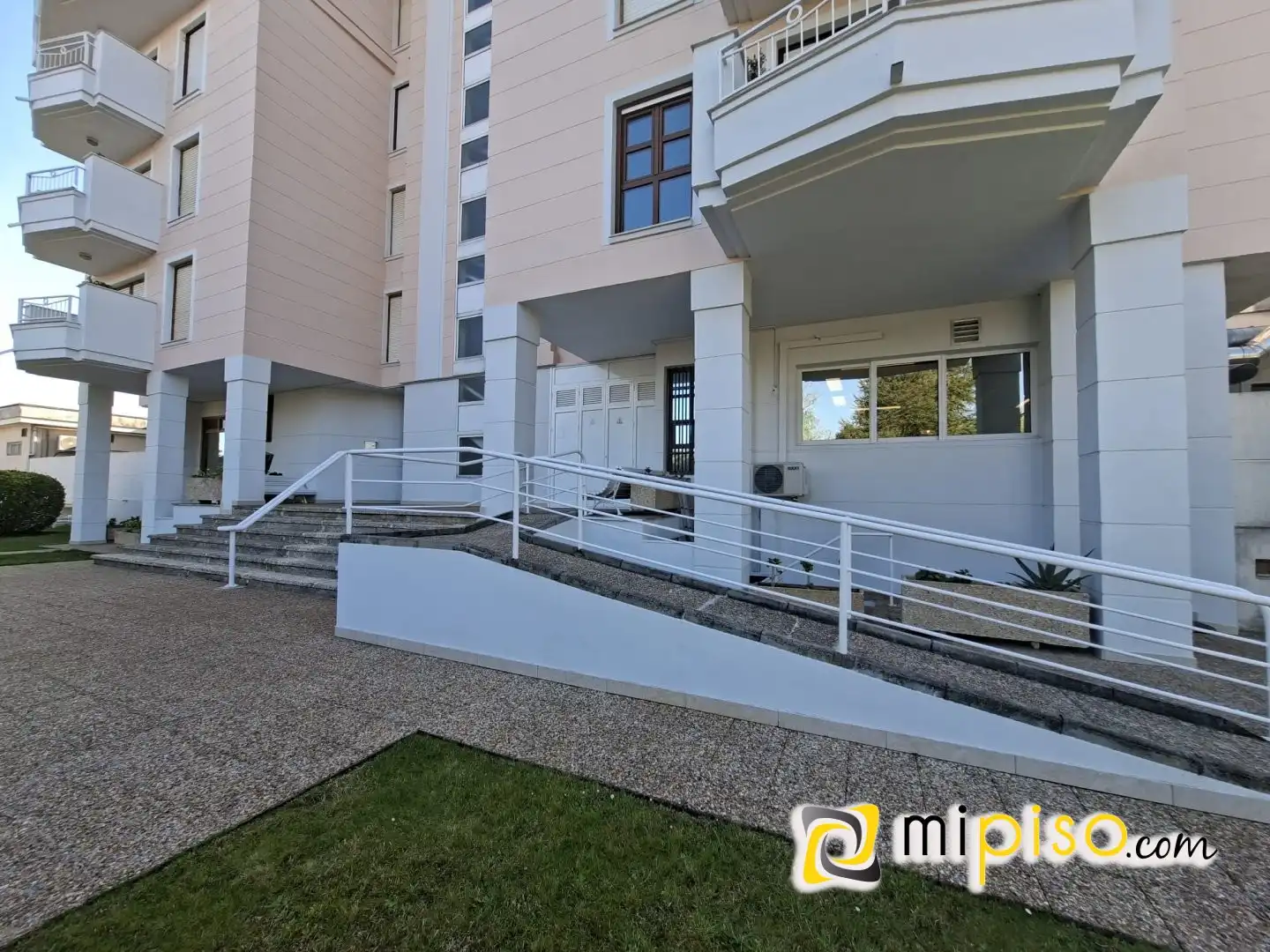 Exterior view of Flat for rent in Laredo  with Terrace and Furnished