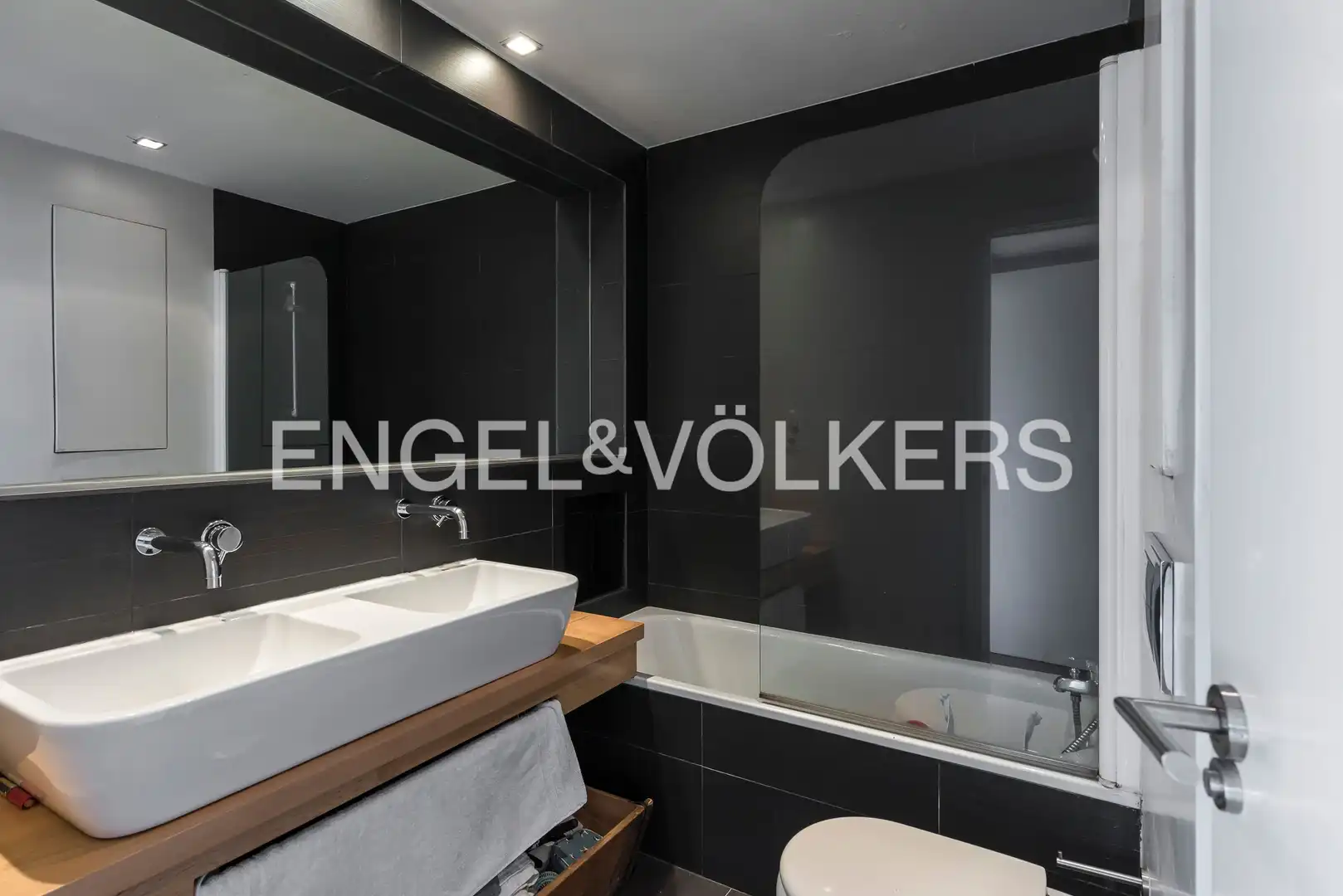 Bathroom of Flat for sale in Madrid  with Air Conditioner, Heating and Parquet flooring