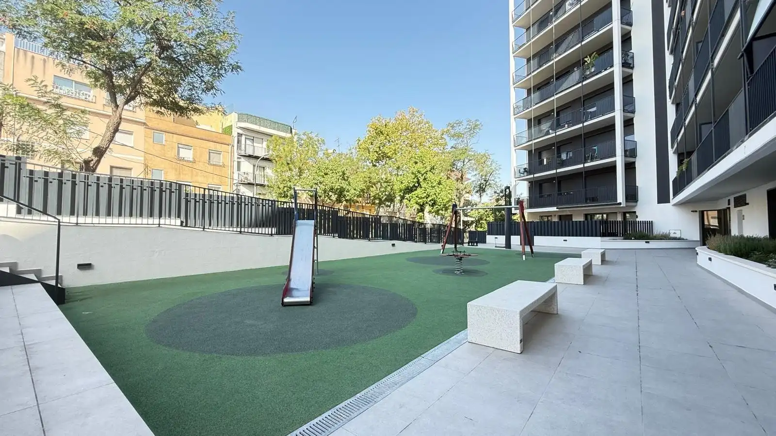 Terrassa de Pis de lloguer en Badalona amb Aire condicionat, Balcó i Piscina comunitària