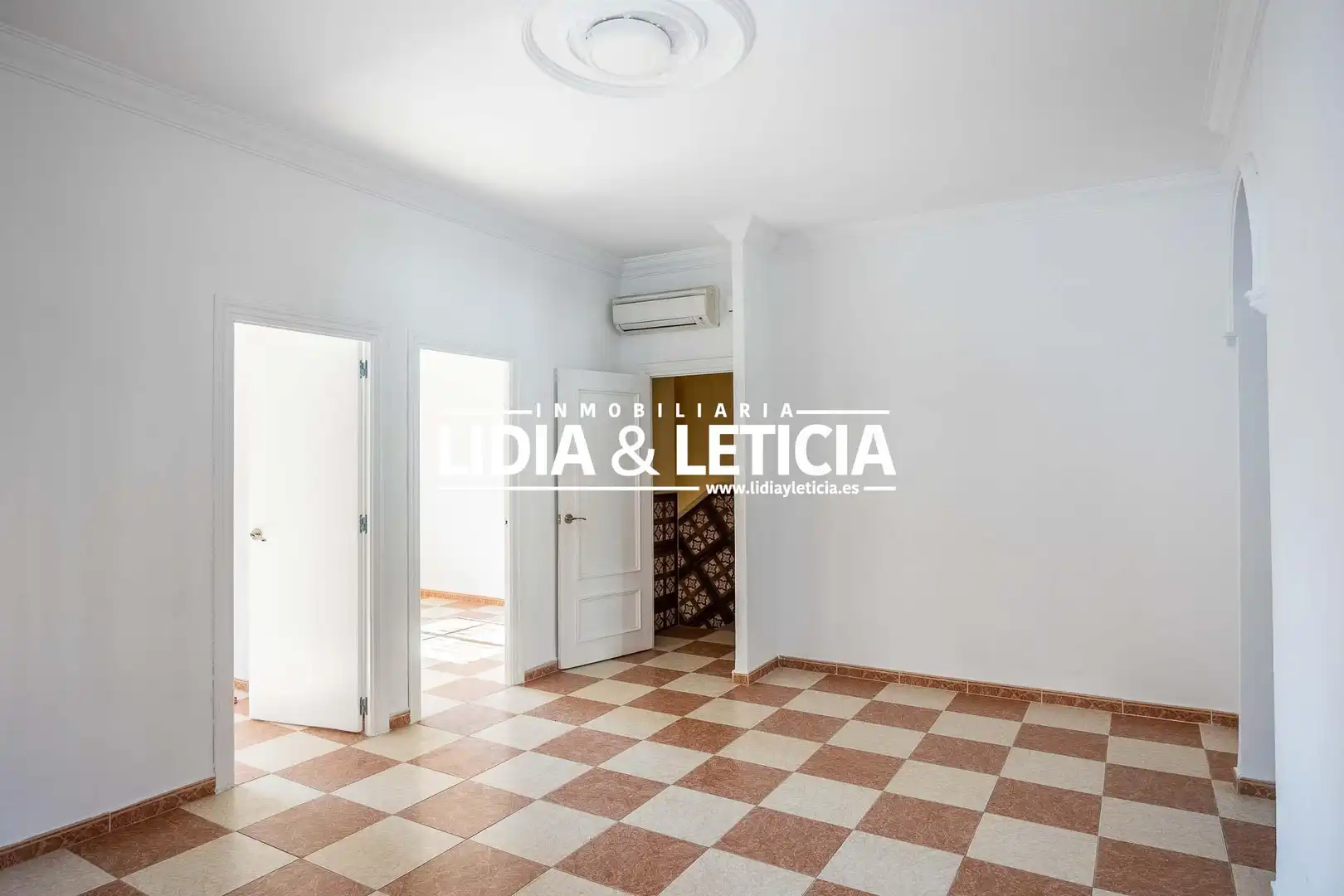 Vista exterior de Casa o xalet en venda en Alcalá de Guadaira amb Aire condicionat i Terrassa