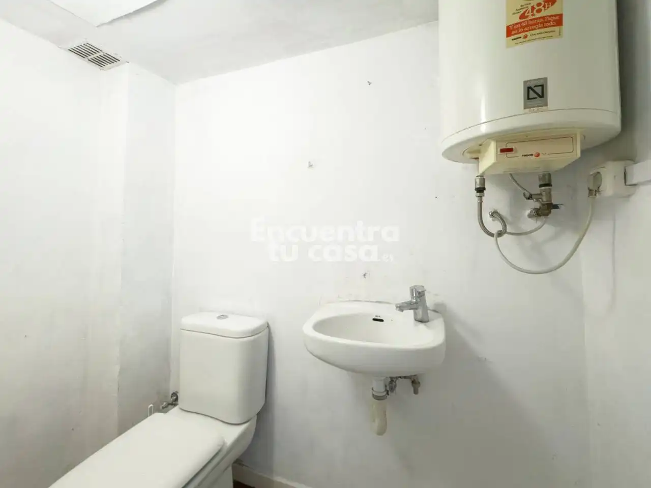 Bathroom of Commercial properties for rent in Centro - Mendibil - Santiago