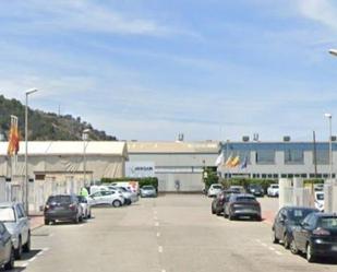 Vista exterior de Nau industrial en venda en Martorell