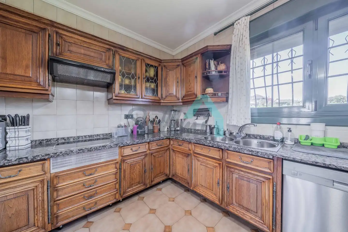 Cuina de Casa o xalet en venda en Oviedo  amb Calefacció, Jardí privat i Parquet