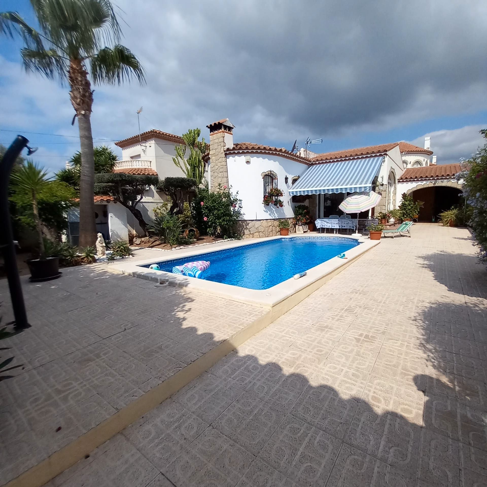 Piscina de Casa o xalet en venda en Mont-roig del Camp amb Aire condicionat, Jardí privat i Piscina