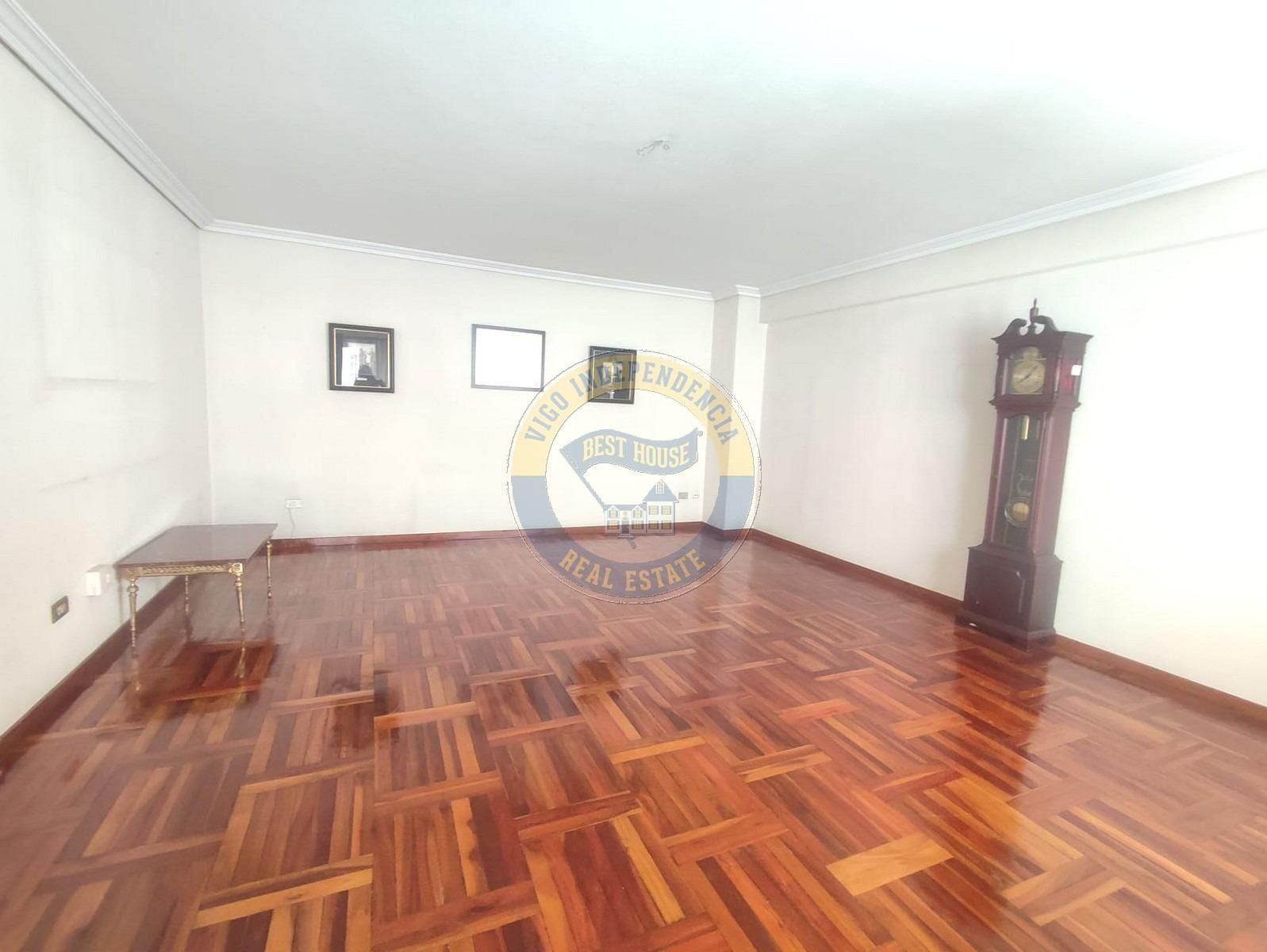 Piso en venta en Vigo  con Calefacción, Parquet y Trastero