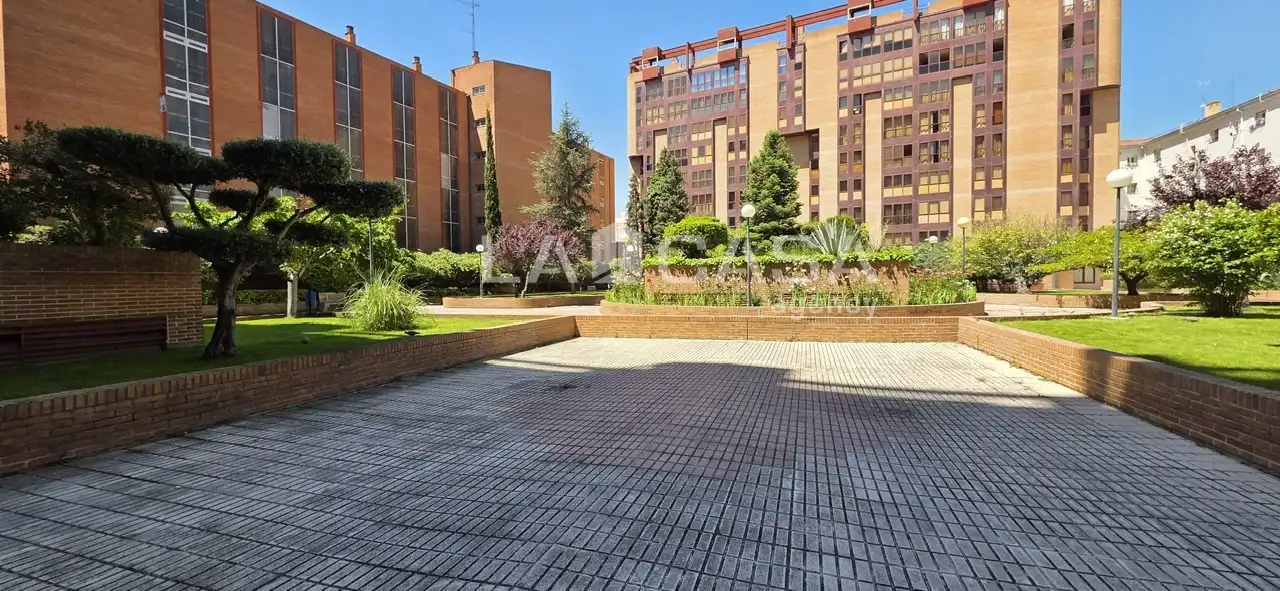 Parking de Piso en venta en Valladolid con Calefacción y Trastero