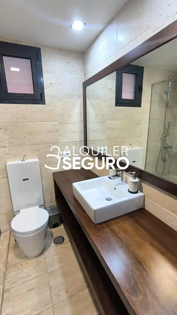 Baño de Piso de alquiler en Sevilla con Aire acondicionado, Calefacción y Amueblado