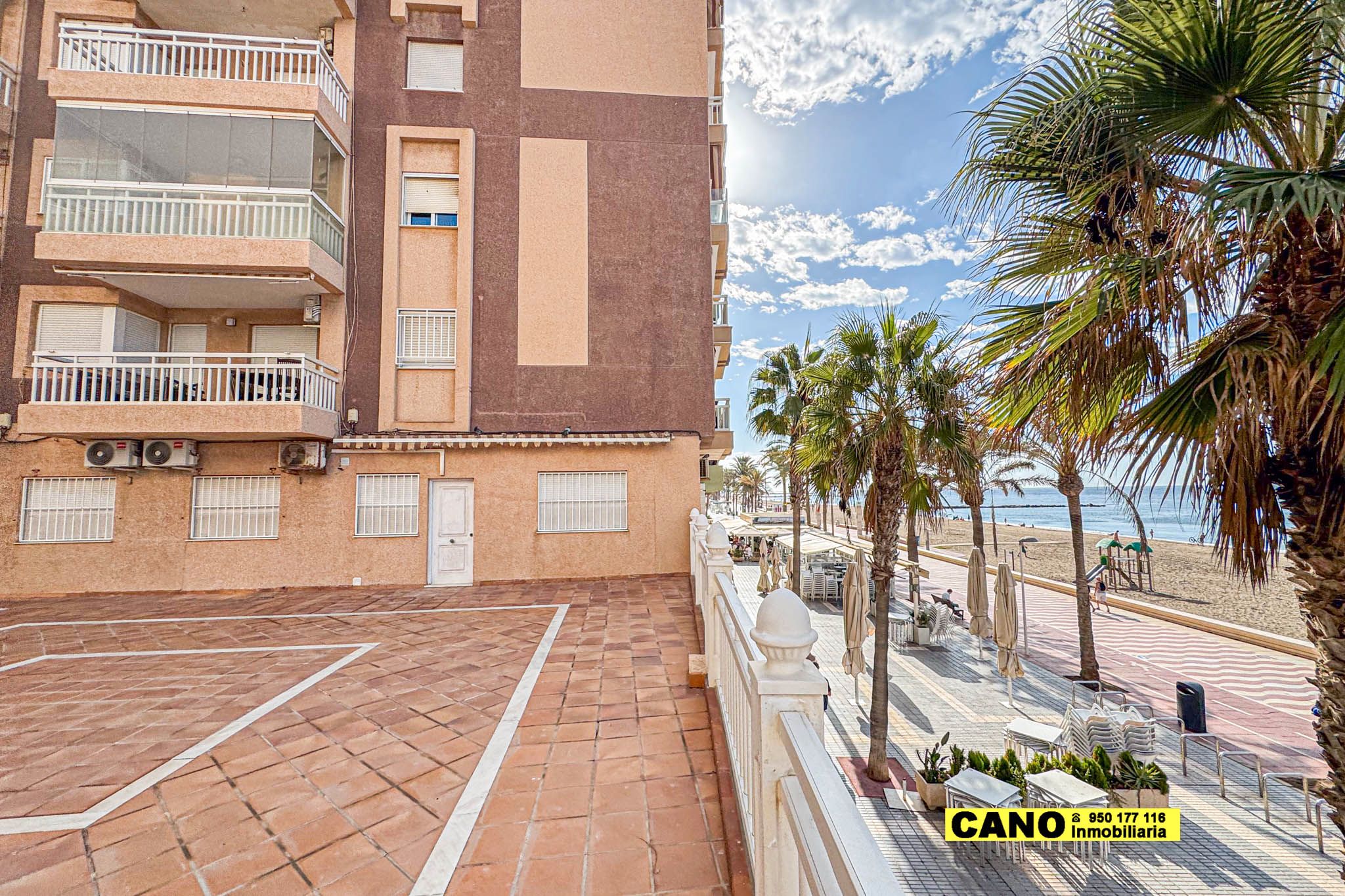 Vista exterior de Pis en venda en  Almería Capital amb Terrassa