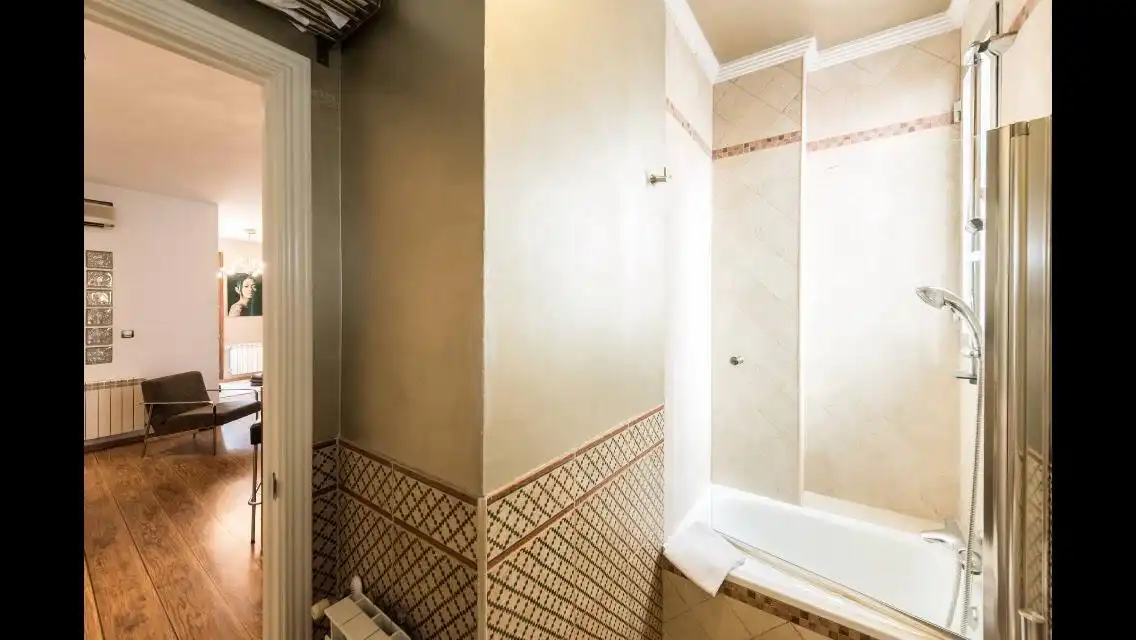 Badezimmer von Wohnung zur Miete in Madrid mit Klimaanlage, Heizung und Möbliert
