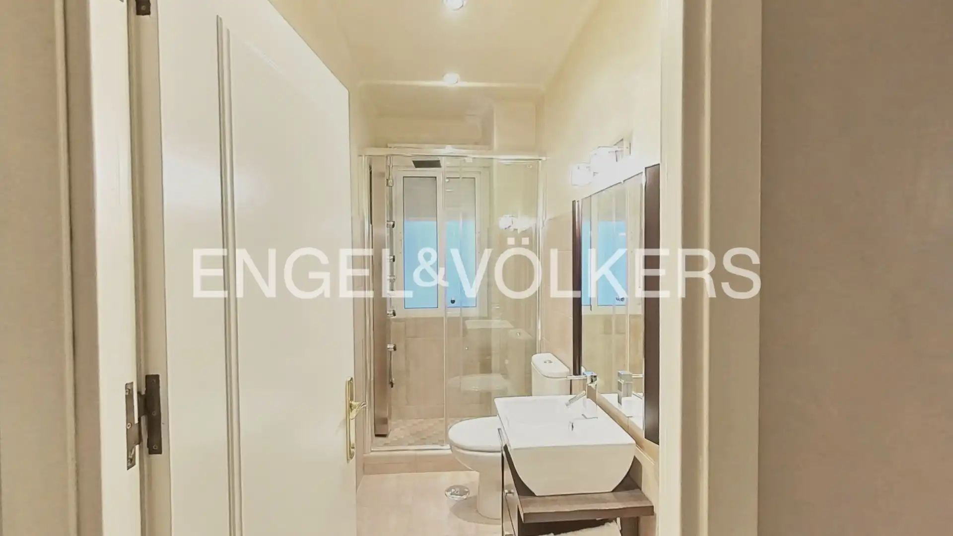 Bathroom of Flat for sale in Sevilla  with Air Conditioner, Heating and Terrace