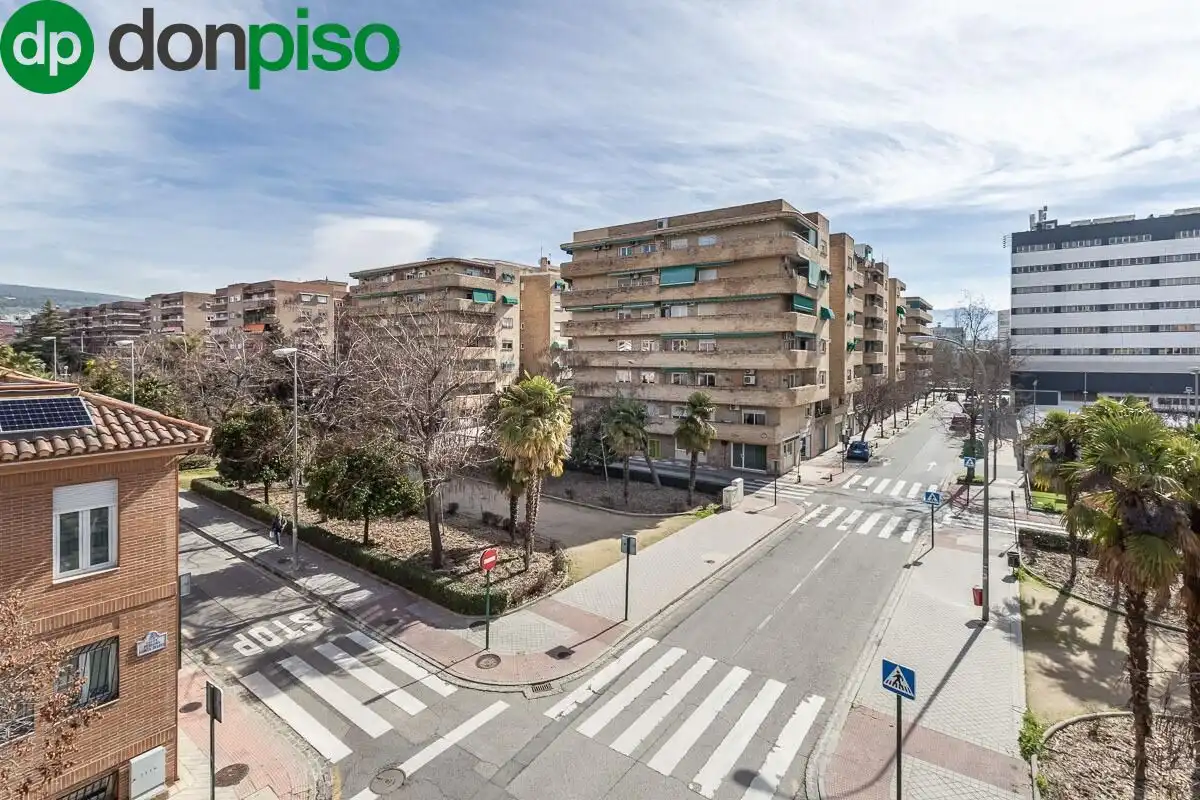 Vista exterior de Casa adosada en venta en Granada con Calefacción, Jardín privado y Terraza