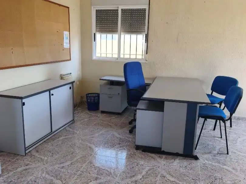 Büro zur Miete in Torrevieja mit Klimaanlage und Terrasse