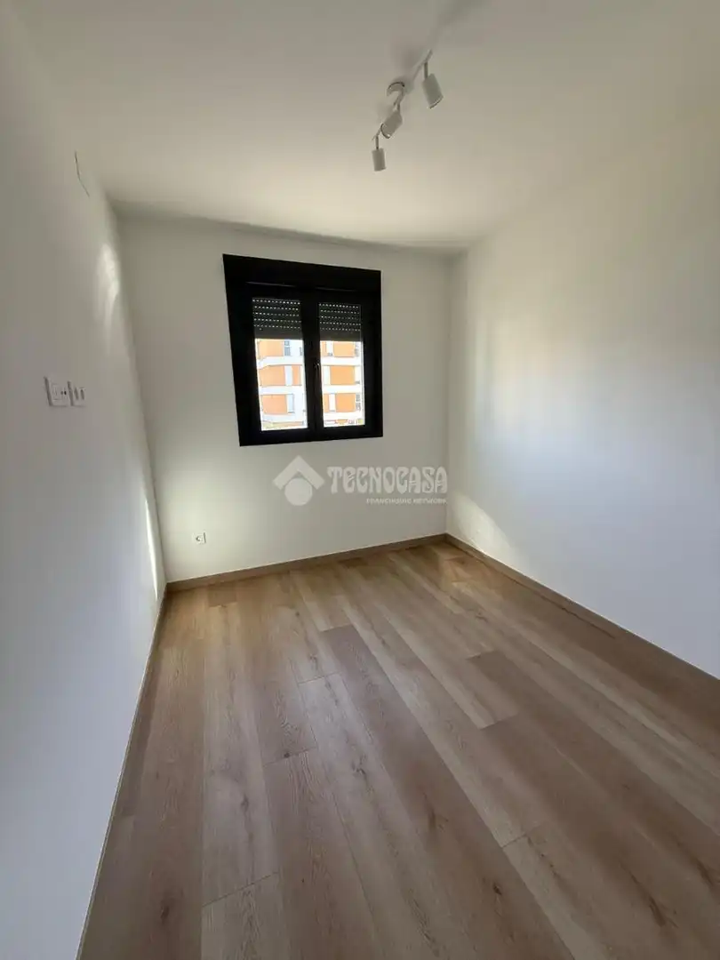 Schlafzimmer von Wohnung zur Miete in Camas mit Terrasse und Abstellraum