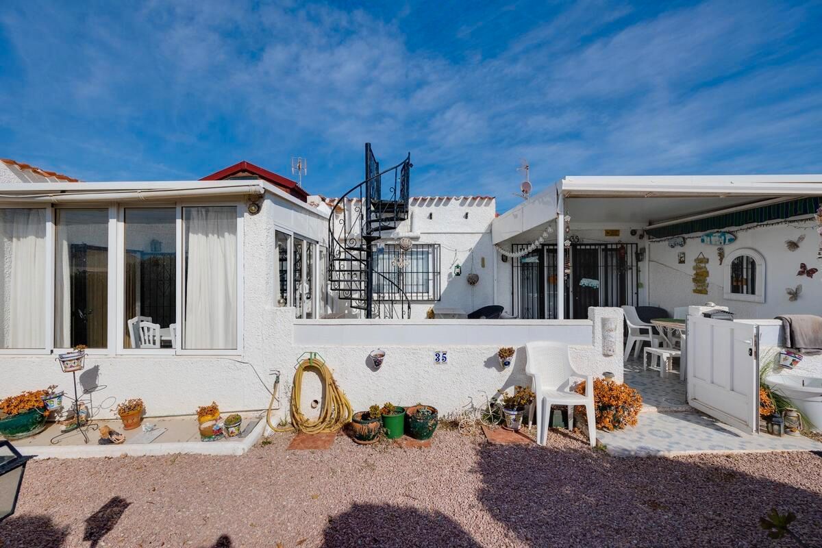 Vista exterior de Casa o chalet en venta en Torrevieja con Aire acondicionado, Terraza y Trastero
